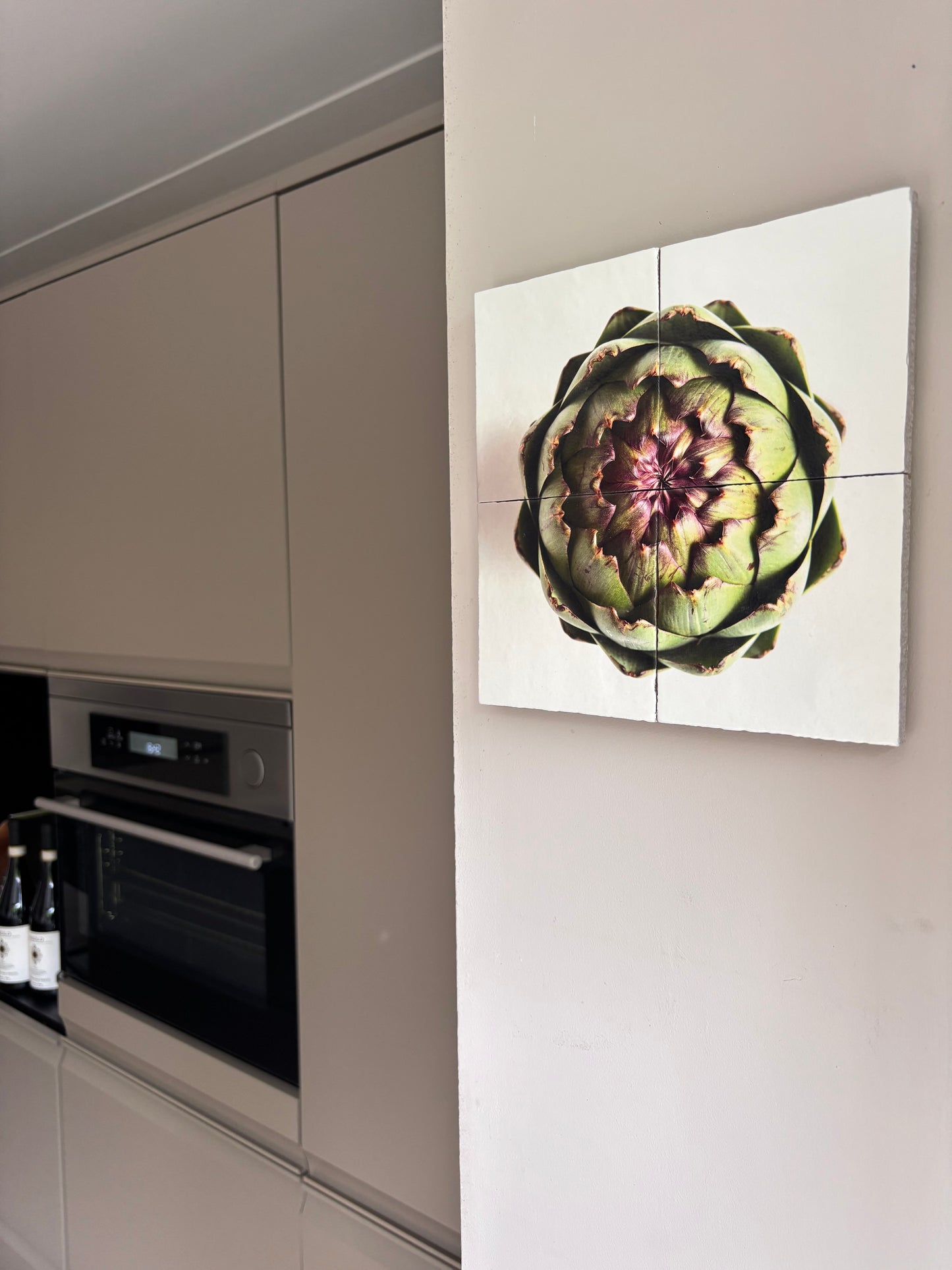 artisjok tegel, artisjok wanddecoratie, tegel vierluik artisjok, botanische wanddecoratie, keuken decoratie, culinaire wanddecoratie, food art, keramische tegeltjes, artisjok kunst, keuken kunst, mediterrane decoratie, groente kunst, tegelkunst keuken, keramische wanddecoratie, UV print tegels, eetkamer decoratie, restaurant decoratie, botanische kunst, natuurkunst, moderne wanddecoratie, Minikunstbieb, vierluik tegels, stilleven op tegels, design wanddecoratie, groene wanddecoratie, keukenaccessoires