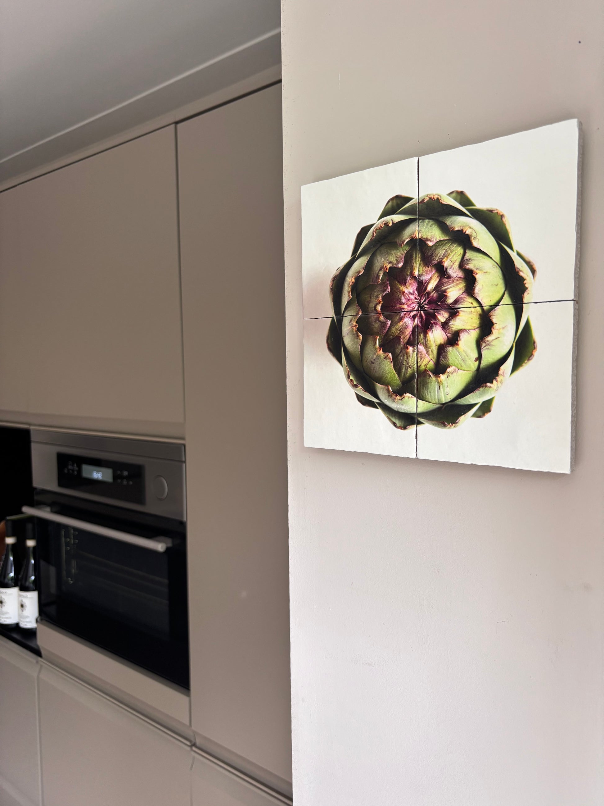 artisjok tegel, artisjok wanddecoratie, tegel vierluik artisjok, botanische wanddecoratie, keuken decoratie, culinaire wanddecoratie, food art, keramische tegeltjes, artisjok kunst, keuken kunst, mediterrane decoratie, groente kunst, tegelkunst keuken, keramische wanddecoratie, UV print tegels, eetkamer decoratie, restaurant decoratie, botanische kunst, natuurkunst, moderne wanddecoratie, Minikunstbieb, vierluik tegels, stilleven op tegels, design wanddecoratie, groene wanddecoratie, keukenaccessoires