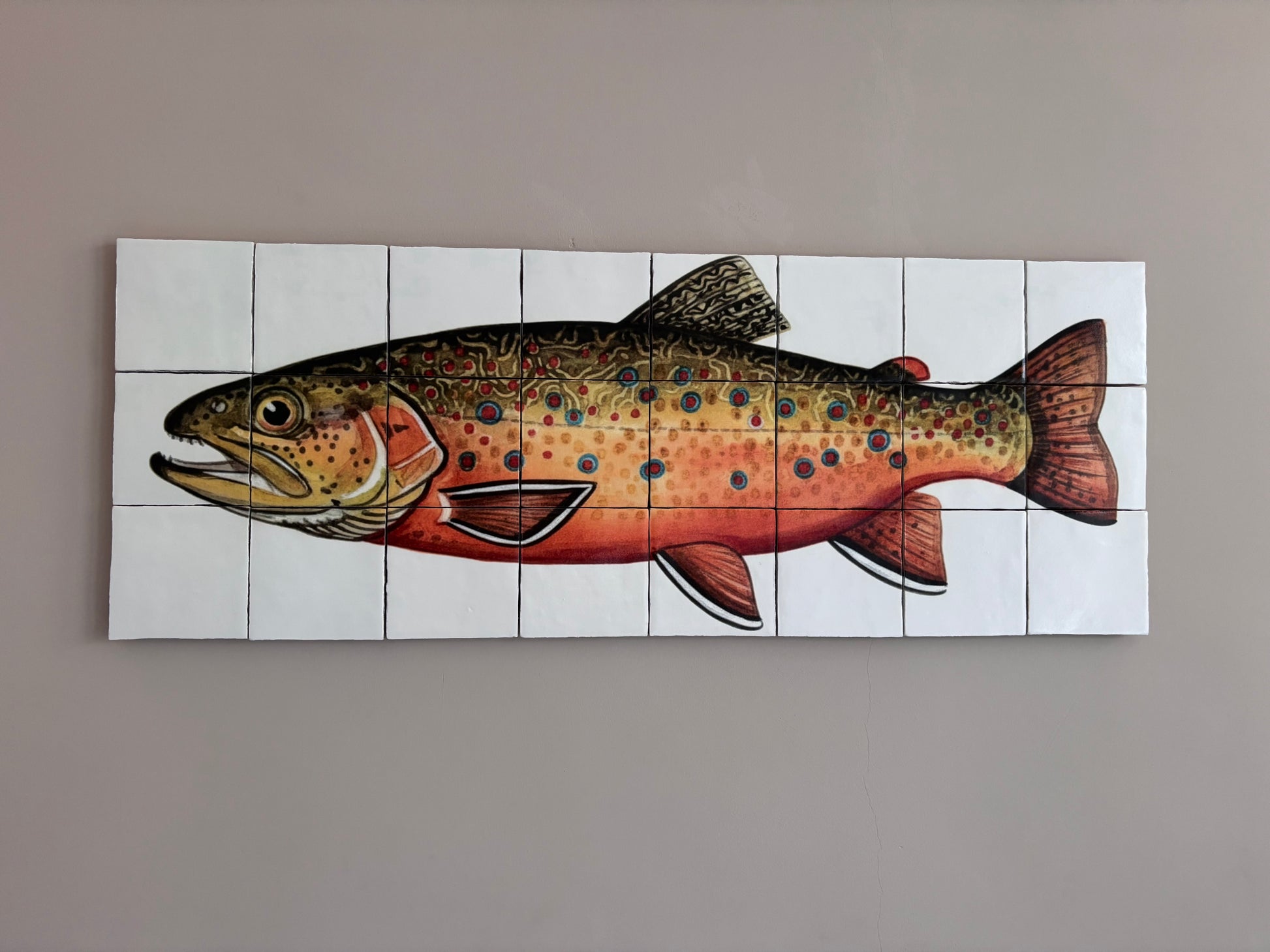 bronforel tegel tableau, forel wanddecoratie, vis op tegels, keramische wanddecoratie, tegelkunst, tegel tableau vis, forel kunst, natuurillustratie wanddecoratie, vissers cadeau, vis decoratie woonkamer, keuken wanddecoratie, grote tegelwand, keramische tegeltjes kunst, UV print tegels, Scandinavische wanddecoratie, natuurkunst, visrestaurant decoratie, forel schilderij, moderne tegelkunst, Minikunstbieb, tegel tableau 24 tegels, wandkunst vis, bronforel kunstwerk, unieke wanddecoratie, visliefhebber kado