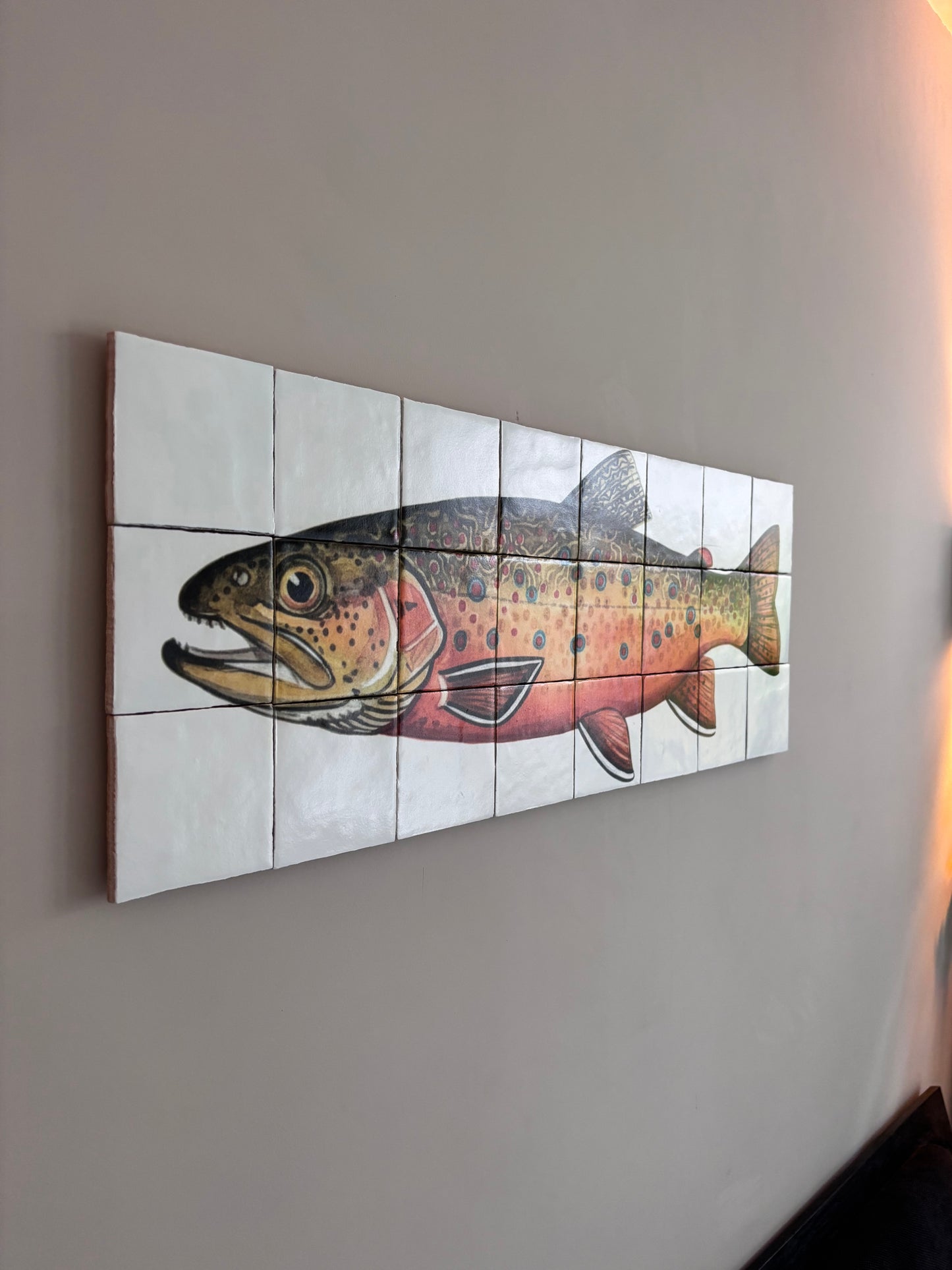 bronforel tegel tableau, forel wanddecoratie, vis op tegels, keramische wanddecoratie, tegelkunst, tegel tableau vis, forel kunst, natuurillustratie wanddecoratie, vissers cadeau, vis decoratie woonkamer, keuken wanddecoratie, grote tegelwand, keramische tegeltjes kunst, UV print tegels, Scandinavische wanddecoratie, natuurkunst, visrestaurant decoratie, forel schilderij, moderne tegelkunst, Minikunstbieb, tegel tableau 24 tegels, wandkunst vis, bronforel kunstwerk, unieke wanddecoratie, visliefhebber cadea