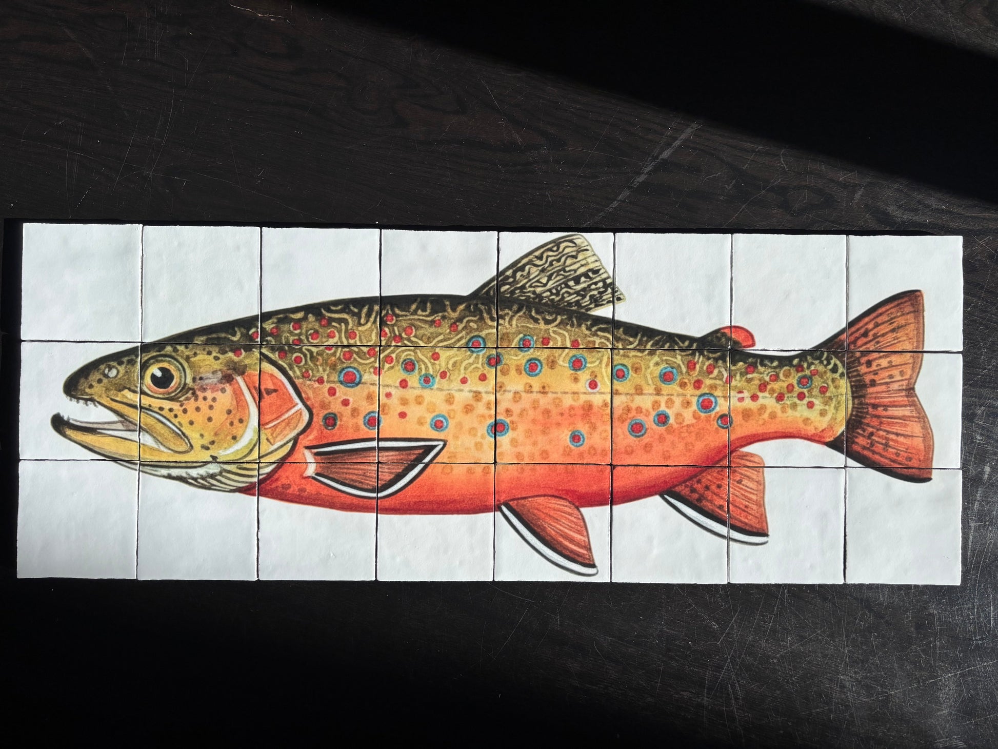bronforel tegel tableau, forel wanddecoratie, vis op tegels, keramische wanddecoratie, tegelkunst, tegel tableau vis, forel kunst, natuurillustratie wanddecoratie, vissers cadeau, vis decoratie woonkamer, keuken wanddecoratie, grote tegelwand, keramische tegeltjes kunst, UV print tegels, Scandinavische wanddecoratie, natuurkunst, visrestaurant decoratie, forel schilderij, moderne tegelkunst, Minikunstbieb, tegel tableau 24 tegels, wandkunst vis, bronforel kunstwerk, unieke wanddecoratie, visliefhebber cadea